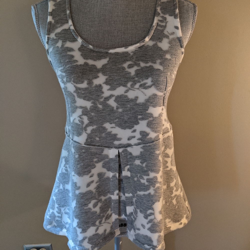 Akemi + Kin grey white top Sm